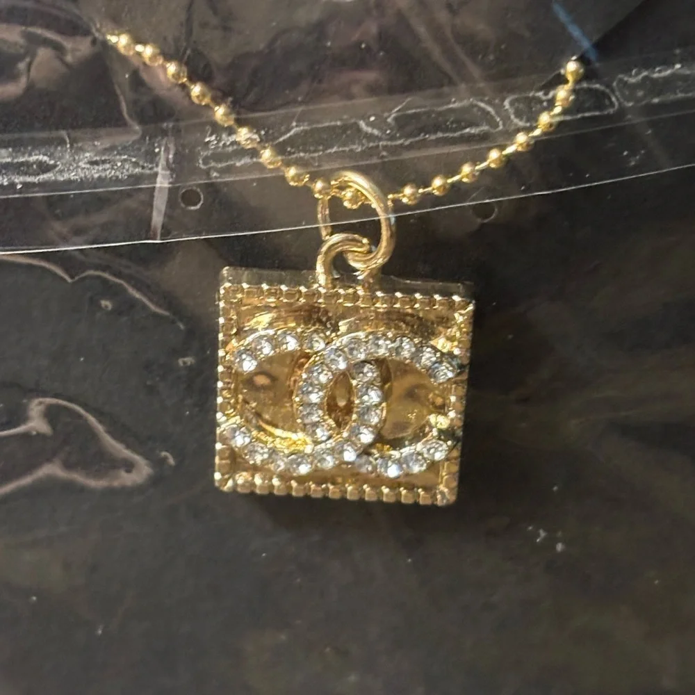 Upcycled zipper pull charm on unbranded chain - Picture 2 of 3